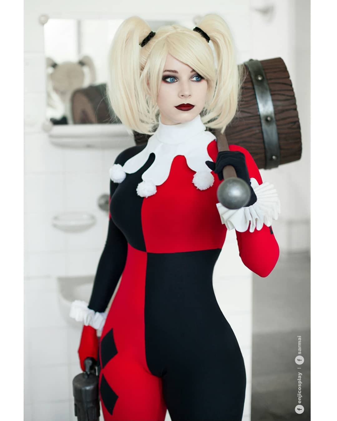 Harley Quinn cosplay by Enji Night